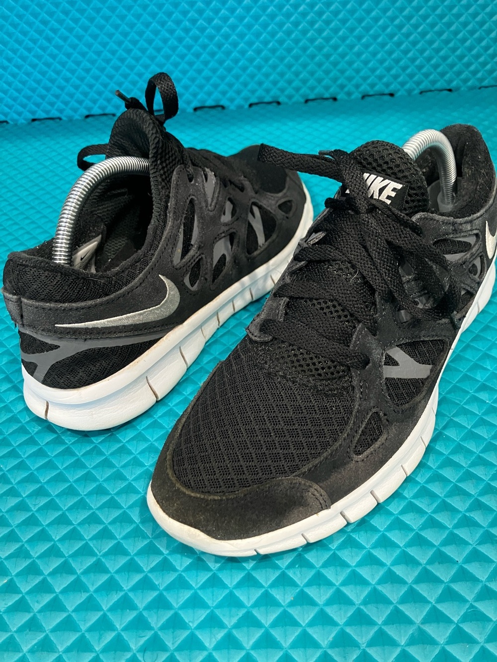NIKE Women Free Run 2 in the classic black and white Sneakers  | 10